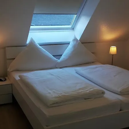 Dachgeschoss-apartment *